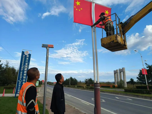 烏翠區市政環衛服務中心：掛國旗迎國慶，“中國紅”盡顯愛國情